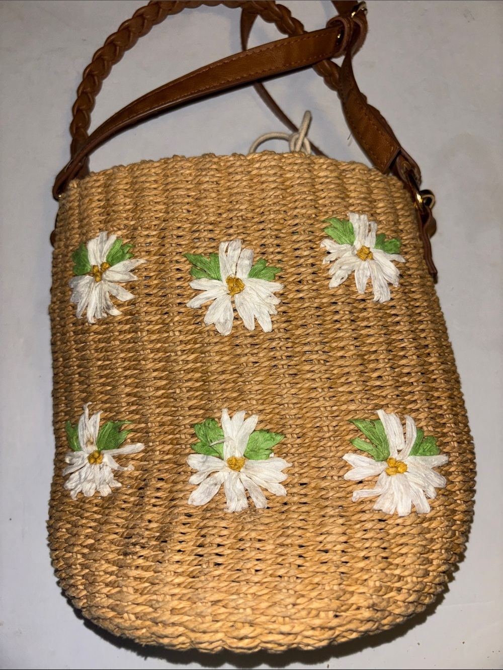 TAN STRAW BAG WITH GREEN AND WHITE FLOWER DESIGN BROWN FAUX LEATHER HANDLES - Picture 6 of 15